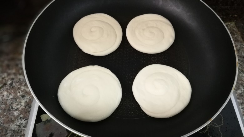 蛋夹馍+肉夹馍,放入锅里,开最微小的火,盖上盖子,慢慢烙熟~