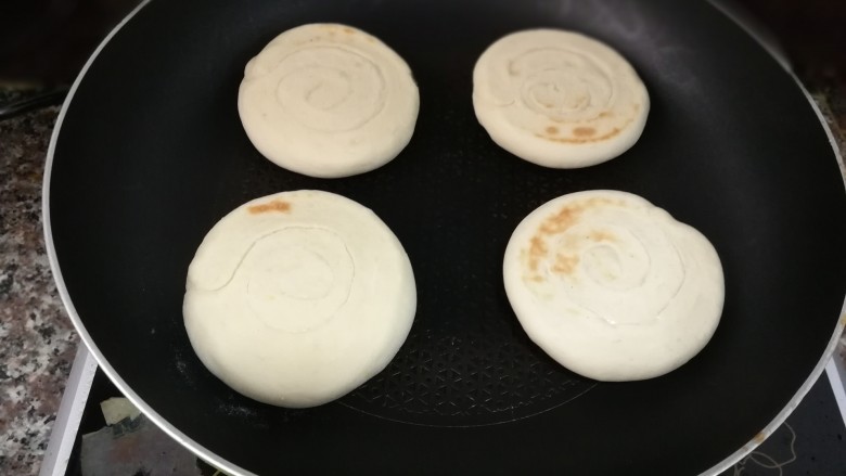 蛋夹馍+肉夹馍,烙至一面微黄,馍馍鼓起来以后,再翻面继续~
