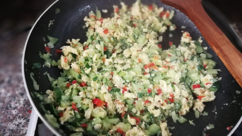 蛋夹馍+肉夹馍,炒均匀后,加盐,<a style='color:red;display:inline-block;' href='/shicai/ 788'>生抽</a>调味即可~