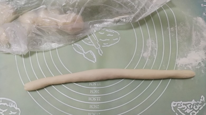 蛋夹馍+肉夹馍,分成小剂子,取其中一份,搓长条