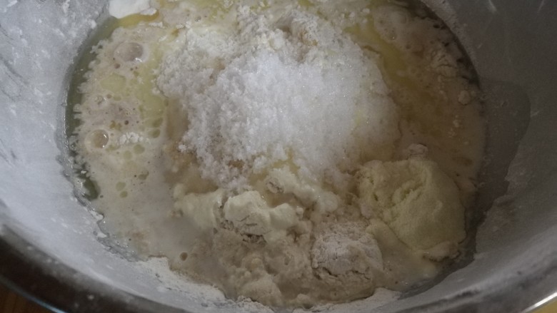 健脾去湿,茯苓山药苏打饼干,将鸡蛋、细砂糖、牛奶、奶粉加入面粉中