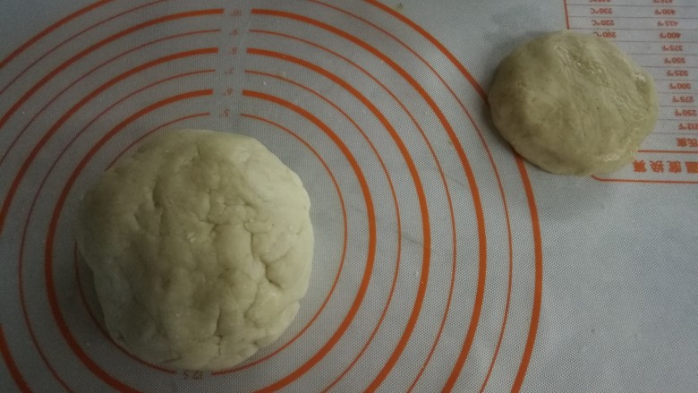 健脾去湿,茯苓山药苏打饼干,揉好的大面团和油面团