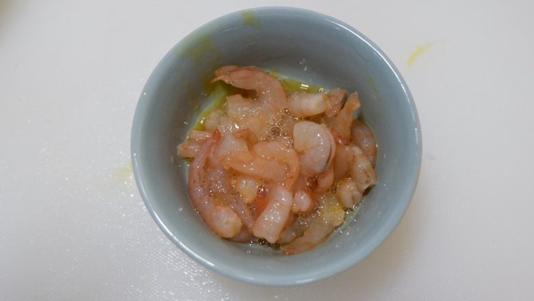 鸣门海鲜炒饭,虾仁抓匀