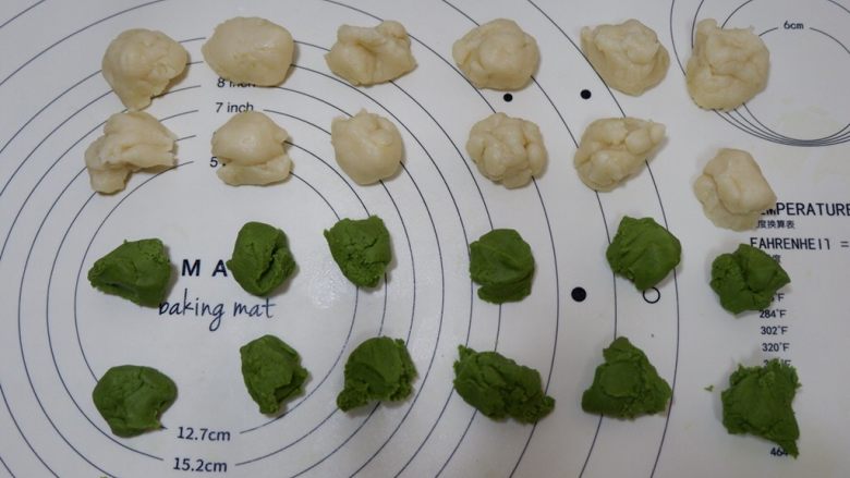 抹茶菊花酥,油皮分成12个，20g每个
油酥分成12个，10g每个