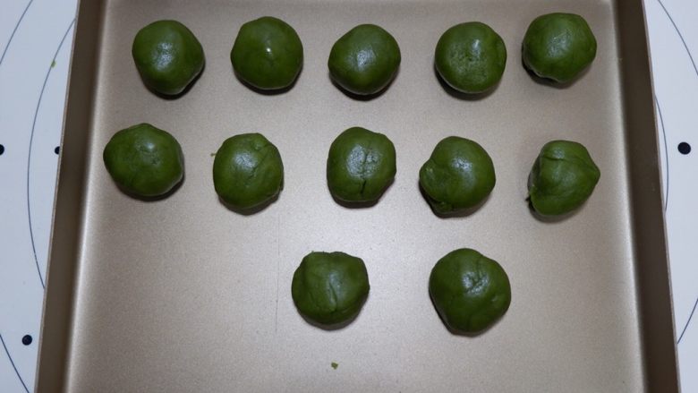 抹茶菊花酥,将馅料分成12个,25g每个备用