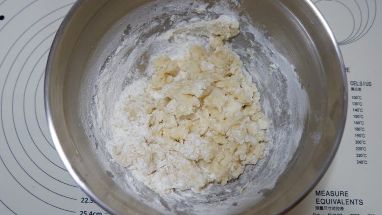 抹茶菊花酥,倒入沸水,先用筷子搅拌成面絮
