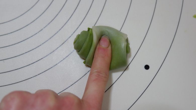 抹茶菊花酥,全部做好
再从第一个开始。取一个面团,用手指从中间压下去