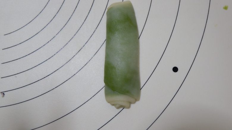 抹茶菊花酥,从第一个开始,取出一个面团压扁