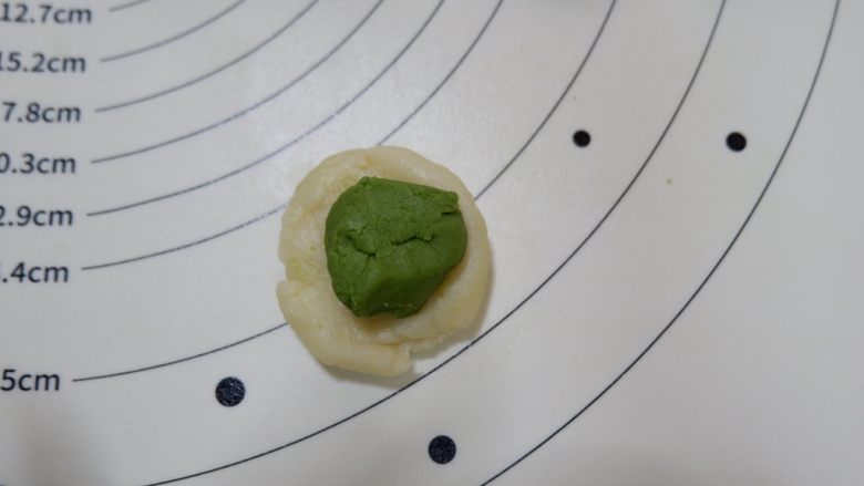 抹茶菊花酥,取一个油皮,一个油酥