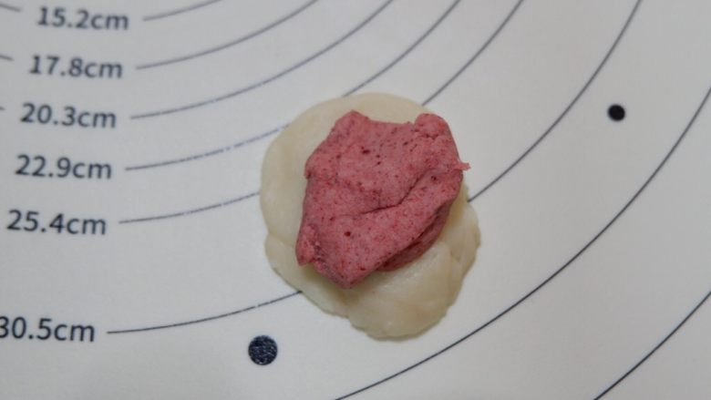 粉嫩的四叶草枣泥酥,取一个油皮,一个油酥