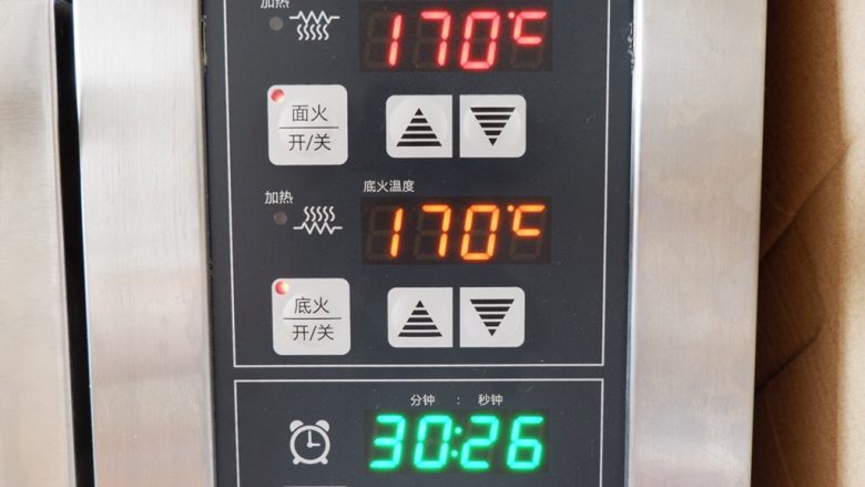 粉嫩的四叶草枣泥酥,放入预热好的烤箱,170度30分钟左右 按照自家烤箱的脾气调整时间与温度。