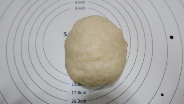 粉红的少女心,枣泥菊花酥,再用手揉成团,用保鲜膜包起来备用