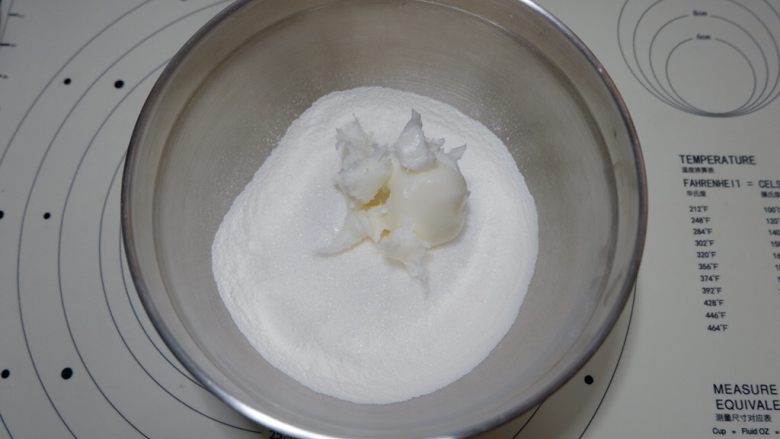 粉红的少女心,枣泥菊花酥,油皮所有材料混合装入容器