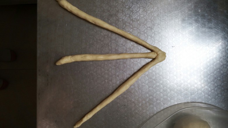 那些年,我们追过的麻花辫!
【辫子面包】,3条按图摆放好,顶端按压一下固定