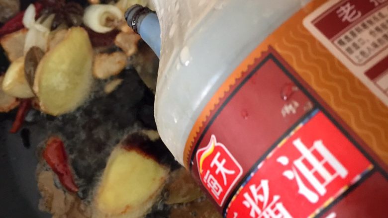 超级软烂的卤鸡爪来啦,老抽下锅炸一下,然后加水