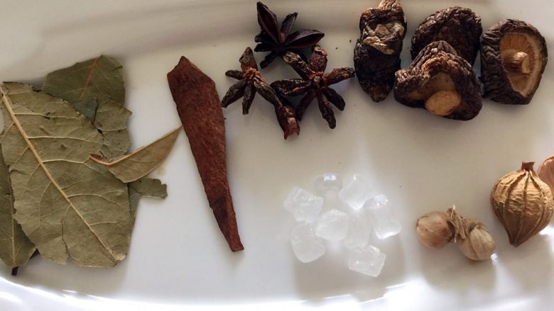 超级软烂的卤鸡爪来啦,准备一下卤肉的佐料,这些是必要的,可以根据口味添加其他的香料