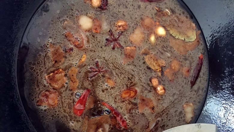 超级软烂的卤鸡爪来啦,加水,放入生抽.料酒.白酒.少许醋,盐