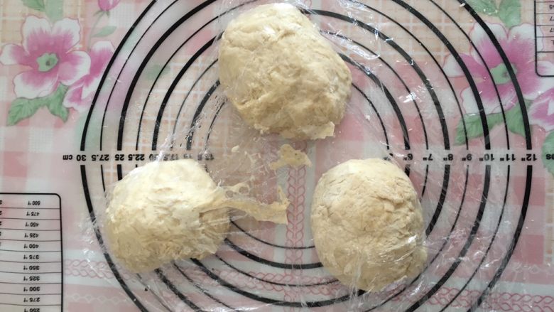 豆沙肉松麻薯软欧包,取出面团排气,分成3等份,盖上保鲜膜醒10分钟