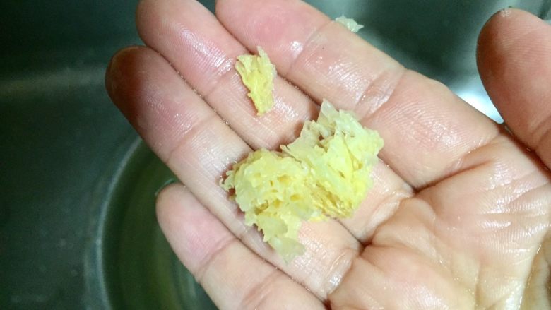 #吉祥年菜#金银满屋福满仓~椰香南瓜蒸银耳,银耳如有蒂请去掉,洗后浸泡在水里备用