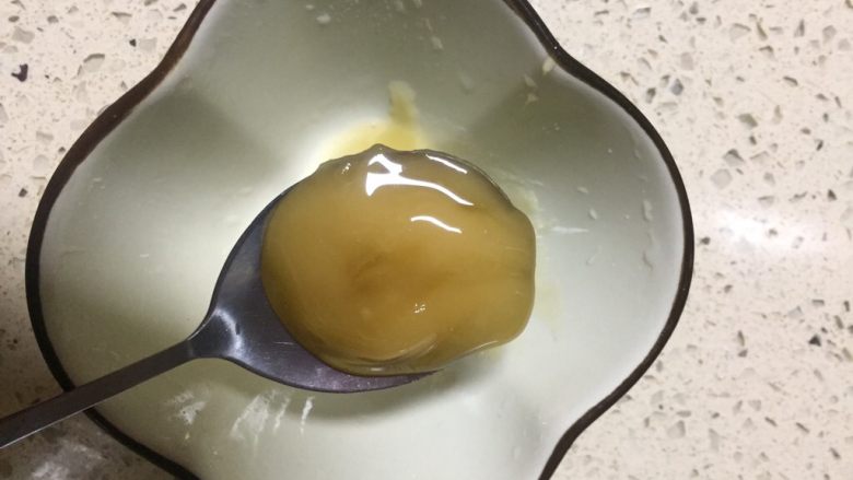 #吉祥年菜#金银满屋福满仓~椰香南瓜蒸银耳,下面我们准备糖汁,一勺蜂蜜