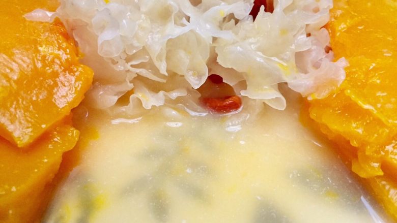 #吉祥年菜#金银满屋福满仓~椰香南瓜蒸银耳,还有浓郁椰香的蜜汁喝,我想在酒桌上一定比大鱼大肉更受欢迎!
