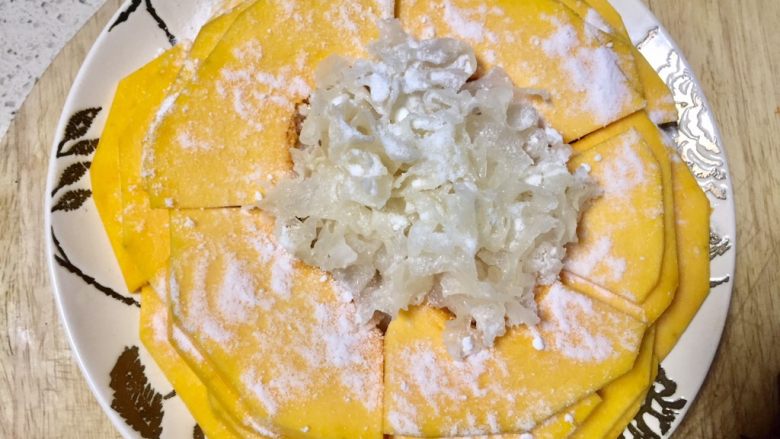 #吉祥年菜#金银满屋福满仓~椰香南瓜蒸银耳,舀上适量椰子粉撒在南瓜和银耳上,剩下的备用