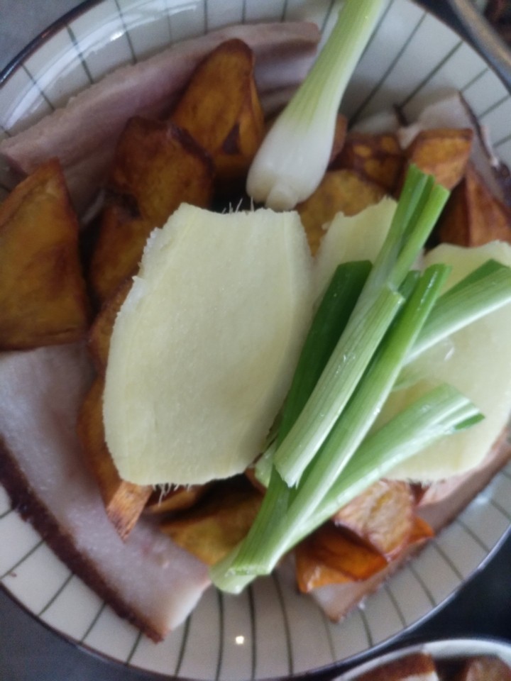 关中蒸碗条子肉,取一碗 把切好的肉片摆下面上面放炸好的红薯放一个八角 姜片 锅中调汤叫里面上笼蒸2个小时上菜是翻过来即可