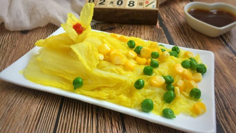 金玉满堂,菜心放辣椒酱点缀,撒上玉米粒豌豆