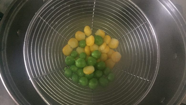 金玉满堂,烫菜的水烫熟玉米粒豌豆,捞出沥干备用