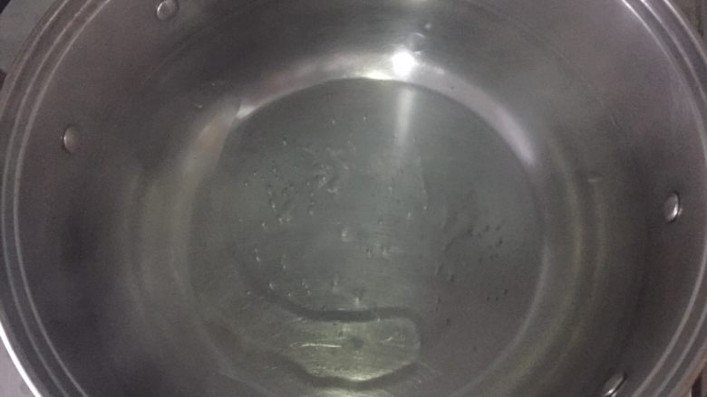 金玉满堂,汤锅水烧开,放一点油和盐,放入娃娃菜焯水