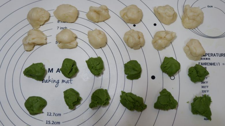 抹茶四叶酥饼,幸福四叶草,油皮分成12个,20g每个 油酥分成12个,10g每个