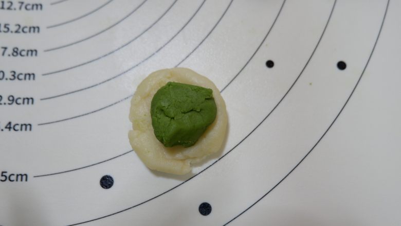抹茶四叶酥饼,幸福四叶草,取一个油皮,一个油酥