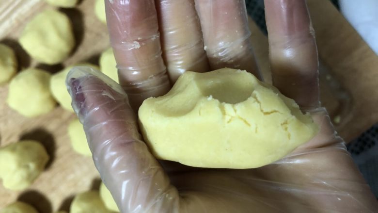 健康甜点-新年礼盒之低糖低油的传统中式绿豆糕,这个时候的绿豆沙不粘手,但是凉了皮容易裂,你在用手揉捏几下又会回归正常。