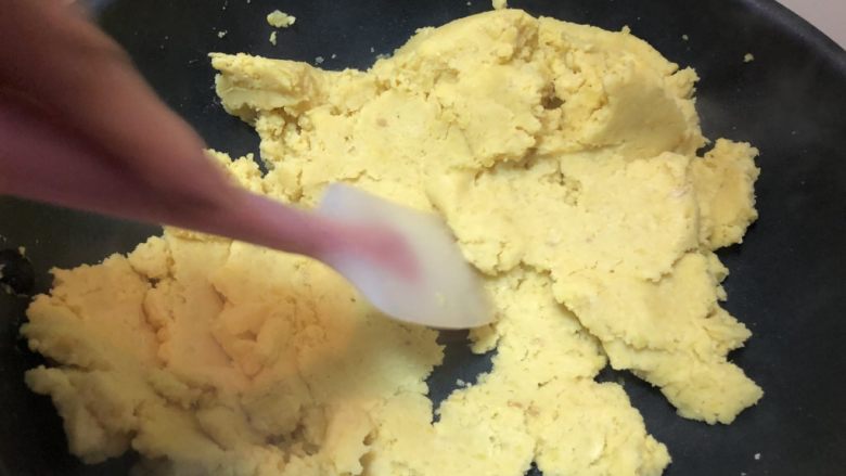 健康甜点-新年礼盒之低糖低油的传统中式绿豆糕,炒到微干的时候,加入砂糖和水怡