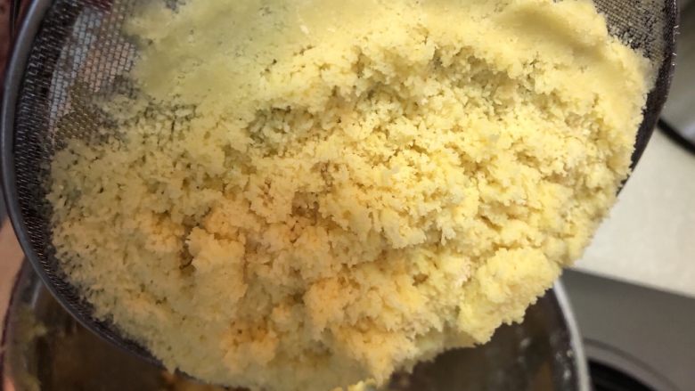 健康甜点-新年礼盒之低糖低油的传统中式绿豆糕,趁热!一定要趁热!把绿豆沙过筛!不过筛的绿豆沙口感很粗糙,并不好吃