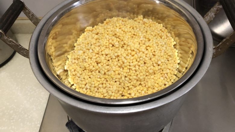 健康甜点-新年礼盒之低糖低油的传统中式绿豆糕,准备一口锅,隔水把绿豆蒸熟(可以煮熟,但是会有太多水分,后续炒制会要花很久)