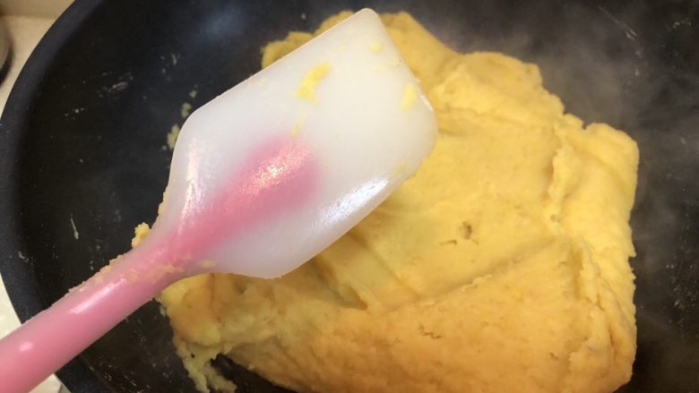 健康甜点-新年礼盒之低糖低油的传统中式绿豆糕,炒到可以抱团状,刮刀这个时候是很干净的了,不会粘手。
