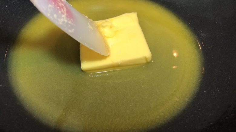 健康甜点-新年礼盒之低糖低油的传统中式绿豆糕,不粘锅内加入<a style='color:red;display:inline-block;' href='/shicai/ 887'>黄油</a>,小火融化。后续操作都使用小火加热哦