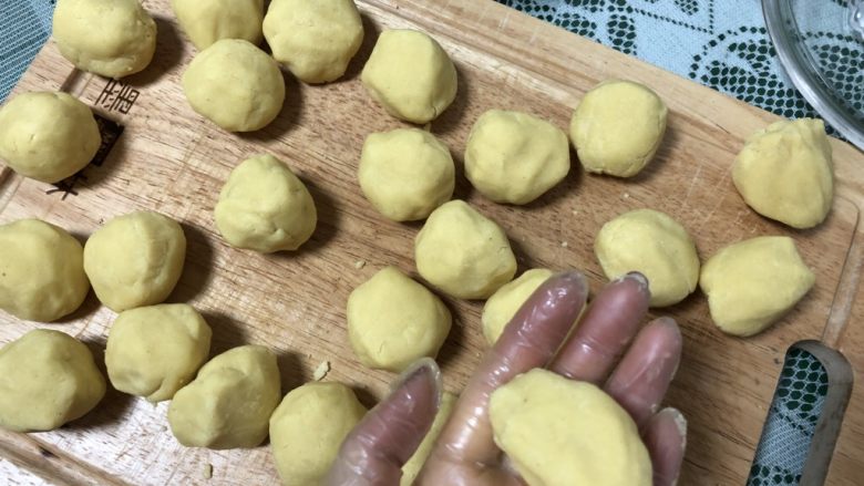 健康甜点-新年礼盒之低糖低油的传统中式绿豆糕,过筛后的豆沙捏成团再次分割成小份,每份25g