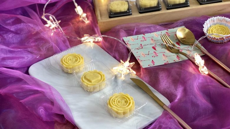 健康甜点-新年礼盒之低糖低油的传统中式绿豆糕,我用了2款包装,一个是吸塑盒,一个是塑料底加包装袋塑封。第一个送人更好看,第二个快递方便
