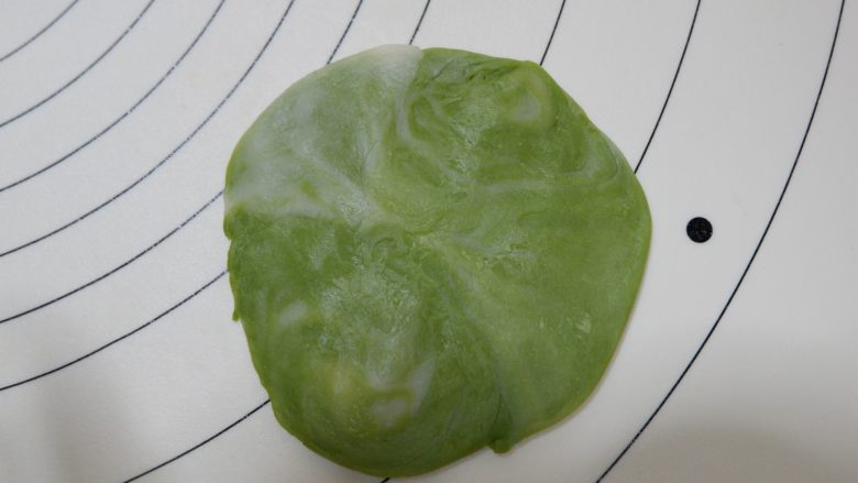 抹茶四叶酥饼,幸福四叶草,再用擀面杖擀薄一点