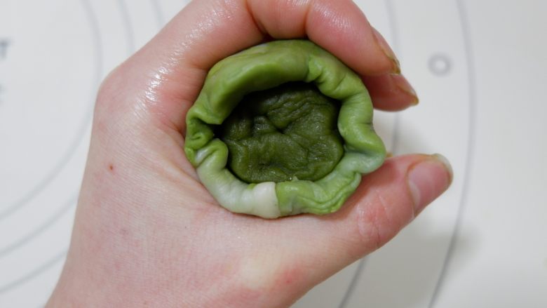 抹茶四叶酥饼,幸福四叶草,用虎口向上推,捏紧收口