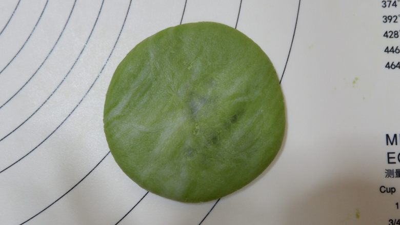 抹茶四叶酥饼,幸福四叶草,先用手掌压扁一点,再用擀面杖擀开一些