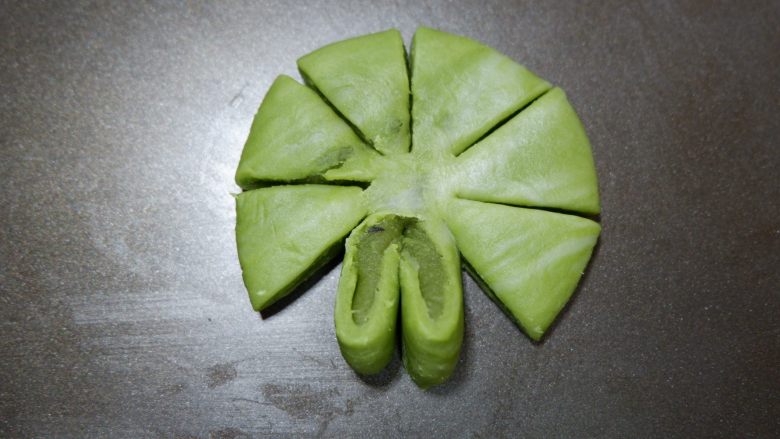 抹茶四叶酥饼,幸福四叶草,拿起来两瓣,向相反的方向(向外侧)翻出来,切面向上