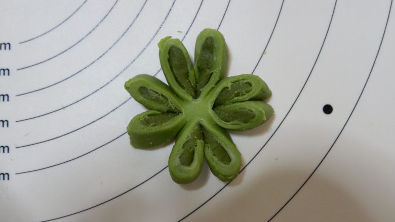 抹茶四叶酥饼,幸福四叶草,依次做好。