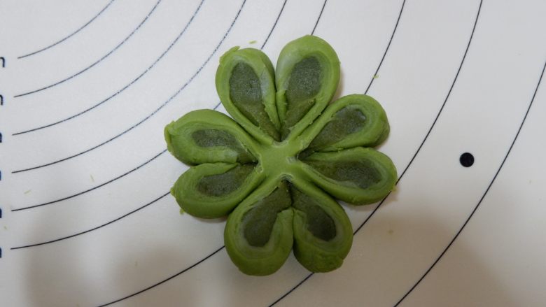 抹茶四叶酥饼,幸福四叶草,用手指压扁一点,将两瓣整形为心形