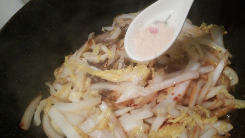 【家常菜】白菜粉丝,鸡粉少许，翻炒均匀