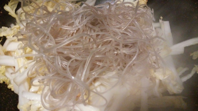 【家常菜】白菜粉丝,菜心8成熟时，加番薯<a style='color:red;display:inline-block;' href='/shicai/ 523'>粉丝</a>