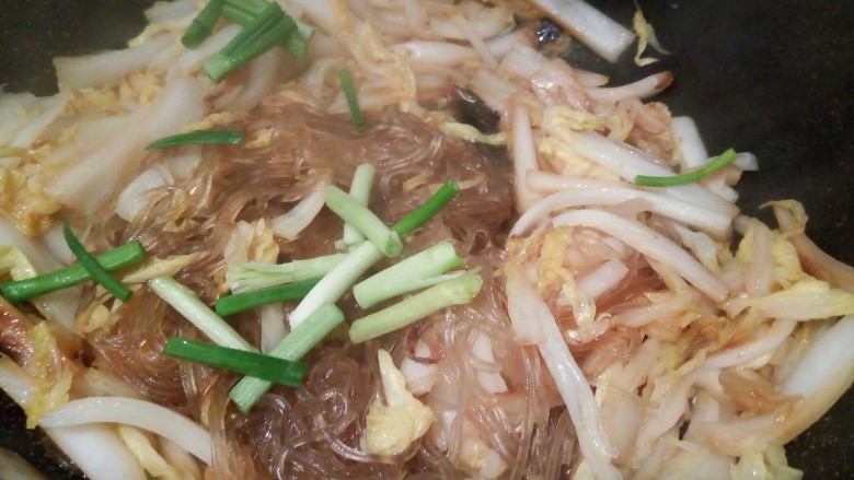 【家常菜】白菜粉丝,放点<a style='color:red;display:inline-block;' href='/shicai/ 3250'>葱</a>段。