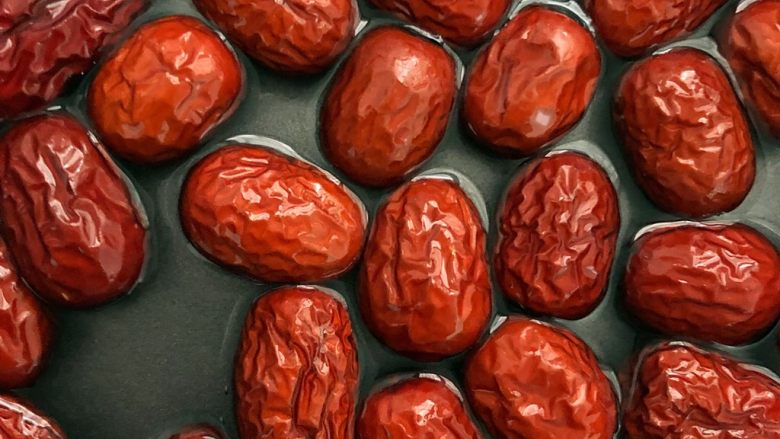 红枣糕,<a style='color:red;display:inline-block;' href='/shicai/ 2470'>红枣</a>用温水泡发